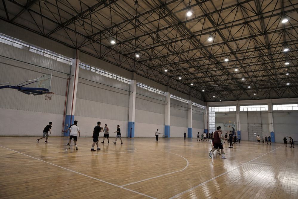 会展中心 H5 馆 8 片羽毛球场, 按片按小时预订 · AI 示意